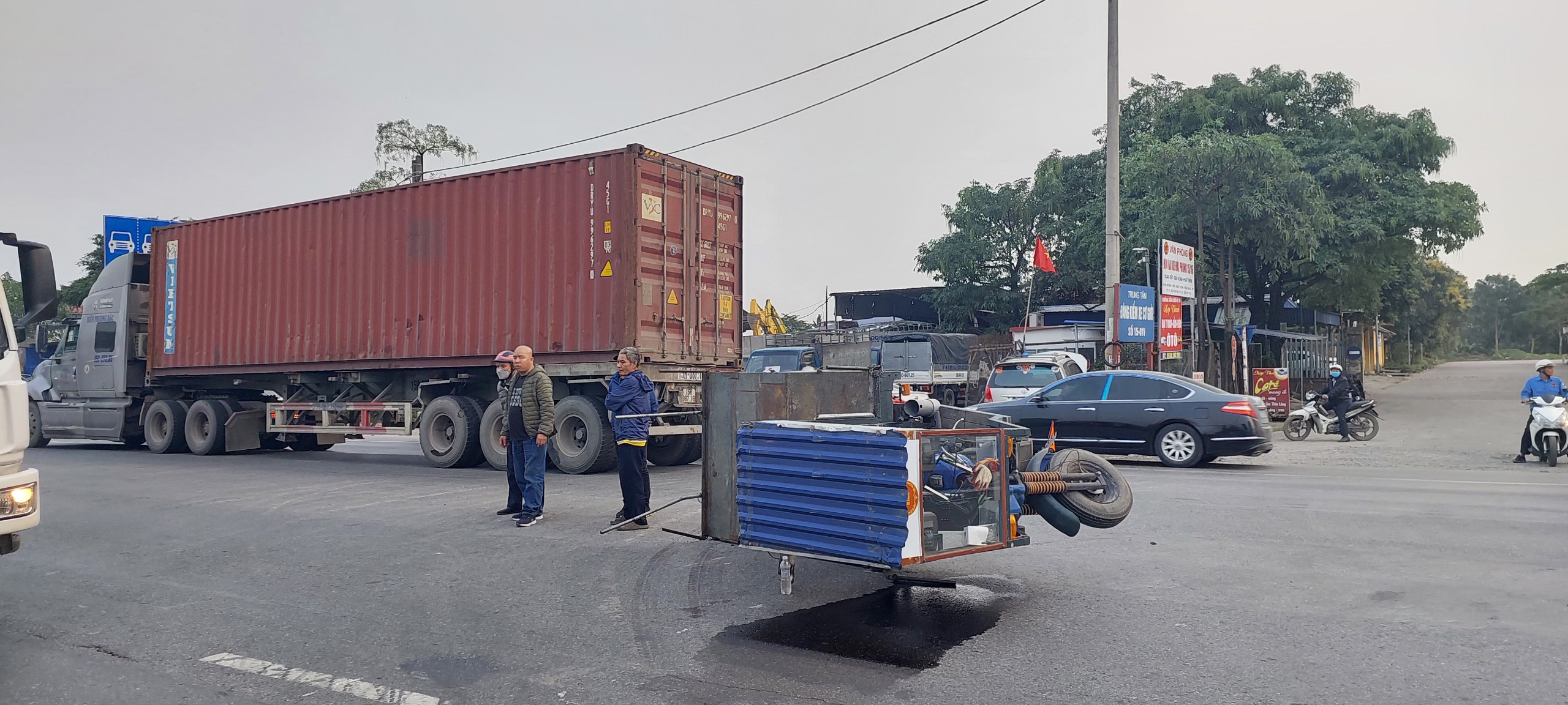 Va chạm liên hoàn giữa xe đầu kéo, xe ba gác và xe máy, 1 người ở Thanh Hà gẫy cả chân tay